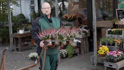 Sven Cornils vor seiner Gärtnerei am Diebsteich