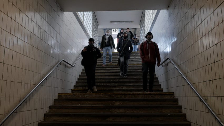 S-Bahn-Fahrgäste gehen am Bahnhof Diebsteich die Treppe herunter