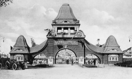 Eingangsportal des Luna-Park am Diebsteich